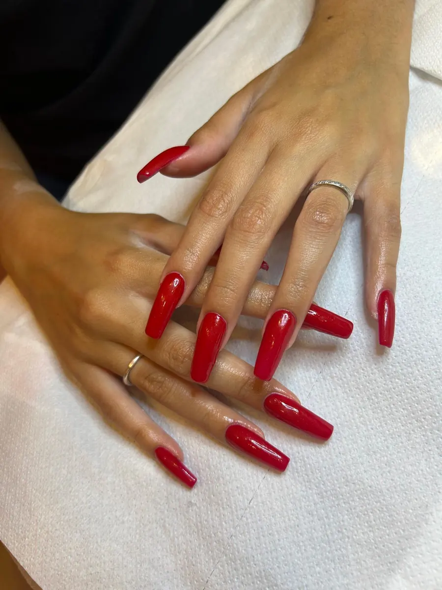 Manicure rossa lucida