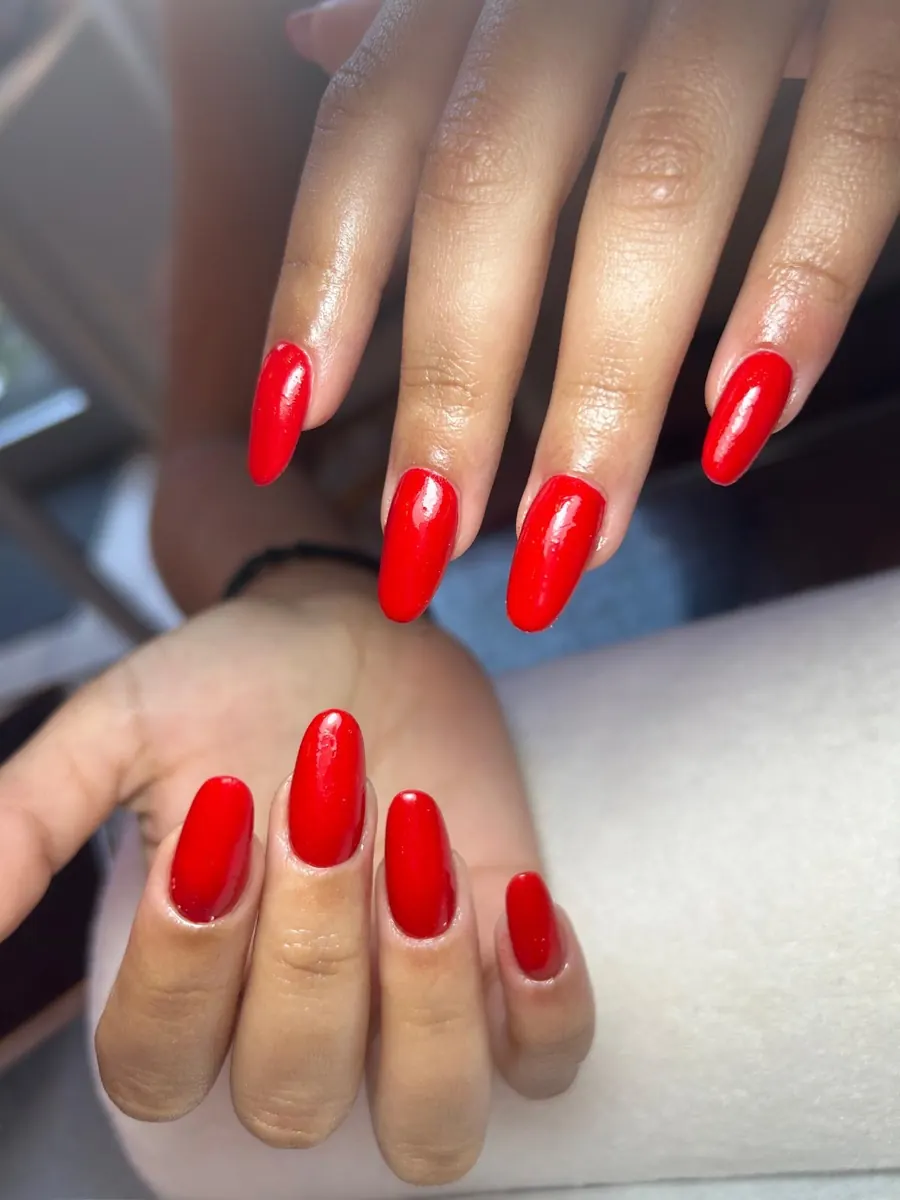 Manicure rossa classica