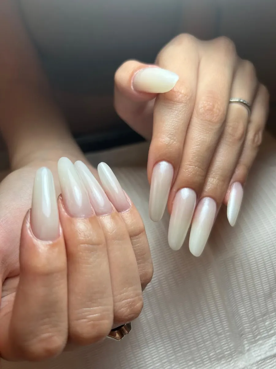 Manicure bianco perlato