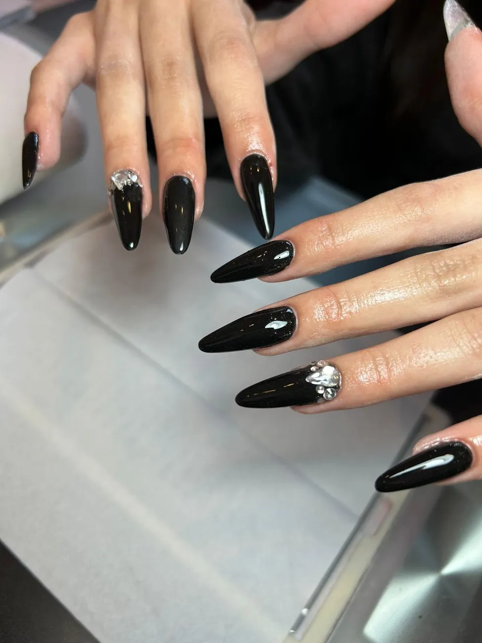 Manicure nera con cristalli
